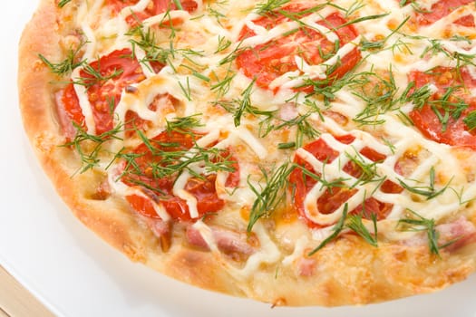 close-up prepared pizza with tomatoes on plate