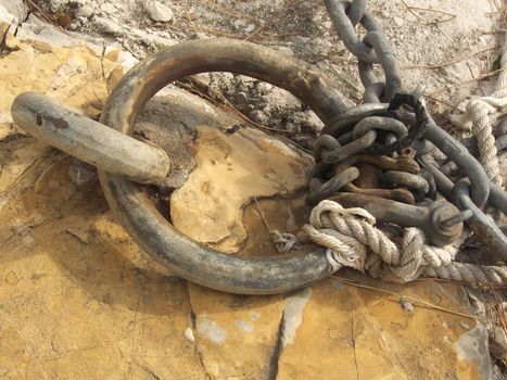 close-up image of a chain and rope mooring