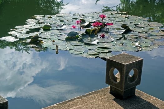 The Palace lantern-shaped stone bench is the typical Chinese temple architecture elements