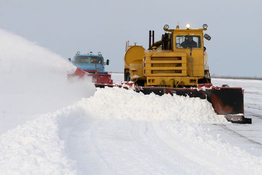 Snow-removing technics behind work