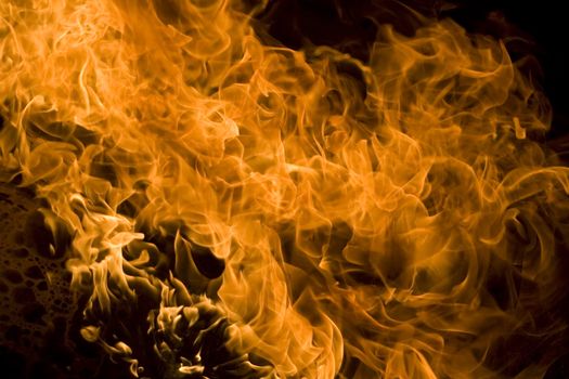 Close up of an campfire at night glowing flames