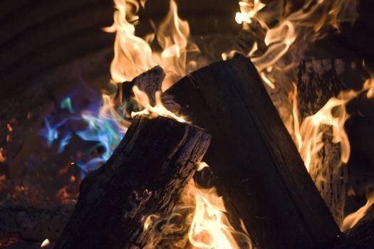 Close up of an campfire at night glowing flames