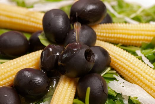 Baby corn salad with black olives and rocket