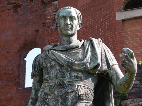 Roman statue of Iulius Caesar in front of roman walls