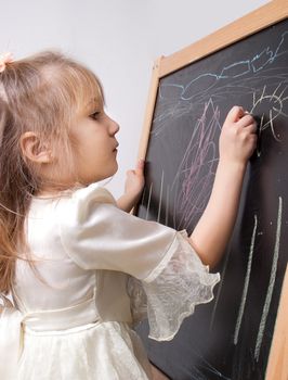 Girl of five years, drawing on the blackboard