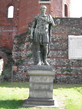 Roman statue of Iulius Caesar in front of roman walls