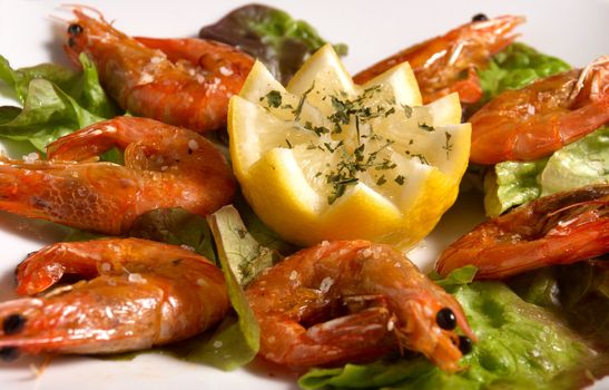 Fresh grilled shirmps served with coarse salt on salad