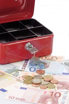 Ge�ffnete rote Geldkassette mit Euroscheinen und Eurom�