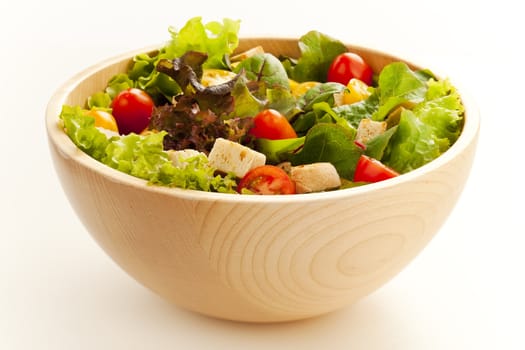 Green salad with lettuce, tomatoes and bread