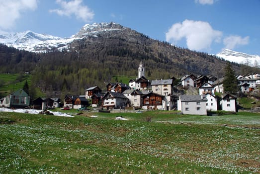 Bosco Gurin retains the charm of one of the most charming mountain villages of Switzerland. The picturesque town, founded in 1253 by settlers Walser actually looks beautiful and intact with its distinctive stone houses and wood, springtime