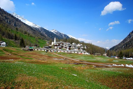 Bosco Gurin retains the charm of one of the most charming mountain villages of Switzerland. The picturesque town, founded in 1253 by settlers Walser actually looks beautiful and intact with its distinctive stone houses and wood, springtime