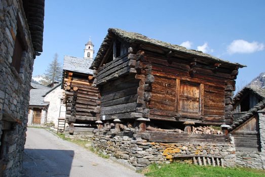 Bosco Gurin retains the charm of one of the most charming mountain villages of Switzerland. The picturesque town, founded in 1253 by settlers Walser actually looks beautiful and intact with its distinctive stone houses and wood, springtime, the street to the church
