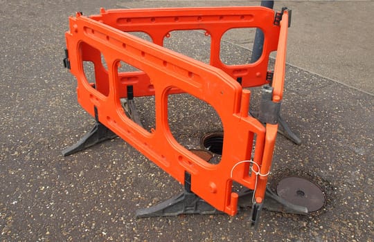 Street traffic barrier for temporary construction works