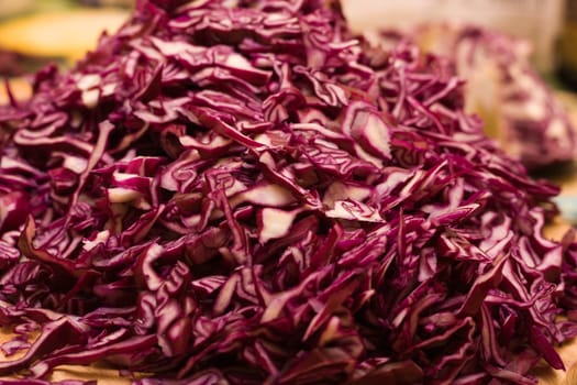 Mount cutting red cabbage