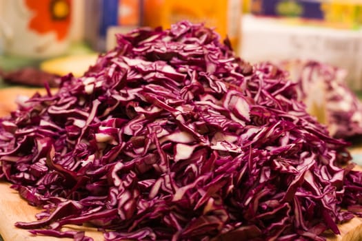 Mount cutting red cabbage