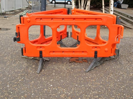 Street traffic barrier for temporary construction works