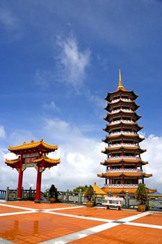 Image of a Chinese temple and a pagoda in Malaysia.