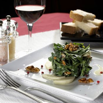 Spinach with apple and nuts