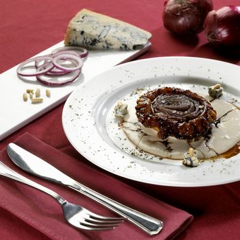 onion cake with gorgonzola
