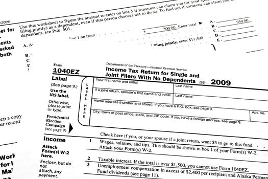 A 1040EZ tax return form
