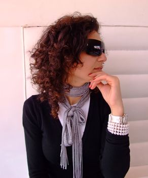 Woman with sun glasses in a coffe