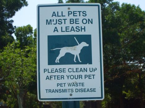 All pets must be on a leash sign in a park.
