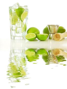 alcoholic drink with green lime and water reflection