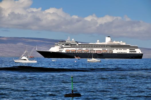 Cruise ship anchored in Hawaii harbor disembarking passengers