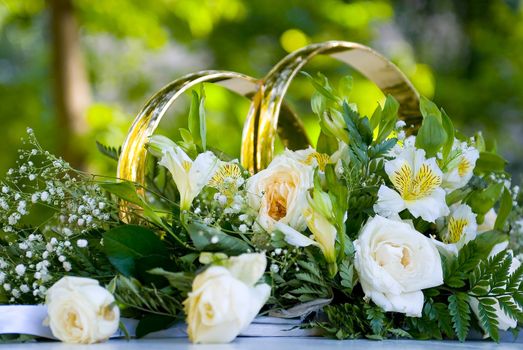 wedding car ornamentals with rings and flowers