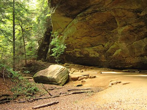 A photograph of Ash Cave at Hocking Hills State Park located in the state of Ohio in the United States.