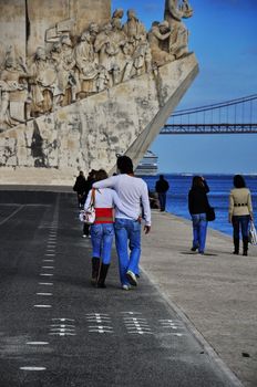 Family walks on the shore of the River Tejo