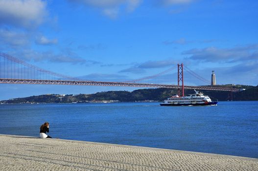 Family walks on the shore of the River Tejo
