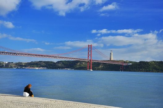 Family walks on the shore of the River Tejo