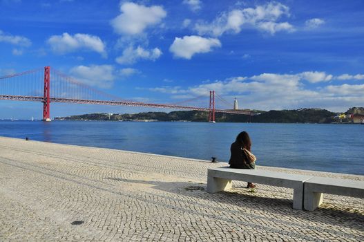 Family walks on the shore of the River Tejo