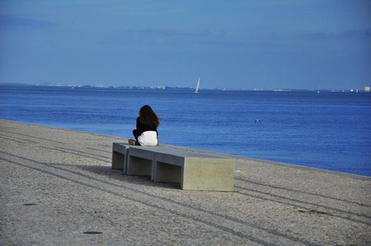 Family walks on the shore of the River Tejo