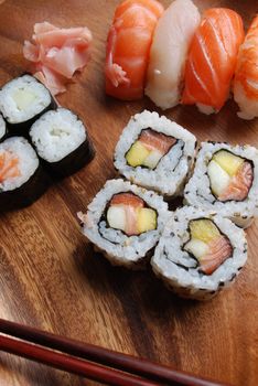 Sushi plates "Uramaki, Hossomaki, Nigiri, Ginger" and wooden chopsticks