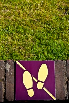 Sign: don't walk on the grass, useful for conceptual