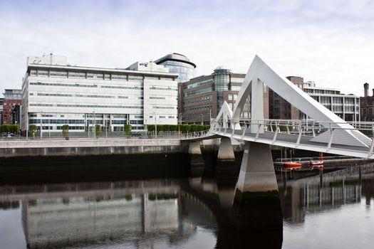 Glasgow: pedestrian bridge of modern design, close to the financial center