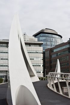 Glasgow: pedestrian bridge of modern design, close to the financial center