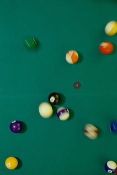 Pool game with motion blurred balls