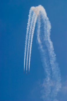 Patrol of airplanes that they accomplish stunt flyings 