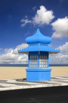 Picture of a funny blue house close to the beach