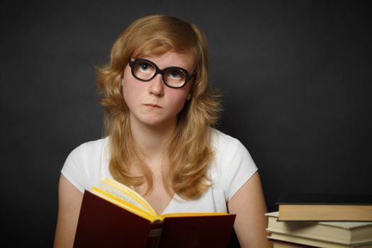 Well-read woman looks at us through spectacles