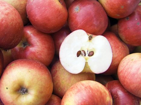 The big apples, with one cut on half-and-half