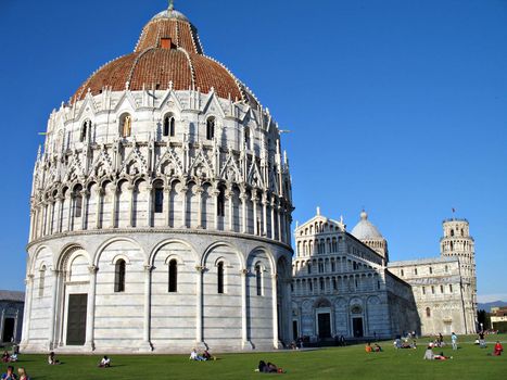 Piazza dei Miracoli di Pisa, Battistero in evidence