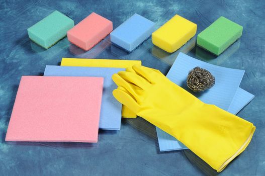 A set of cleaning tools, including kitchen sponges, absorbing cloths, household gloves, metal sponge