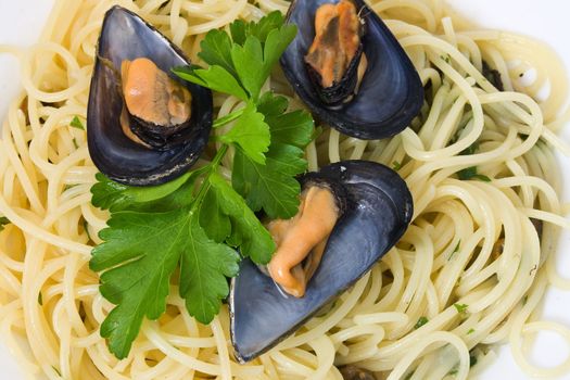 Spaghetti with mussels cooked with lightly garlic, onion and parsley