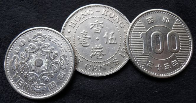 100 yen coins displaying  front and reverse sides in excellent condition