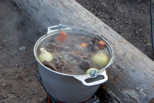 Preparation of the hunting soup in field conditions