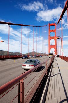 Golden gate bridge on a sunny afternoon